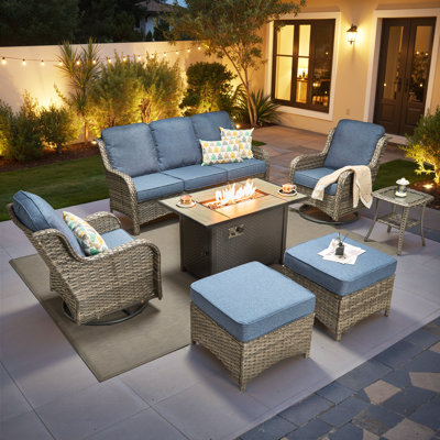 Ensemble de mobilier de patio en résine tressée 7 pièces avec table foyer au propane de 107 cm, canapé d'angle extérieur, fauteuils pivotants à bascule et poufs pour cour arrière, patio, véranda, bord de piscine et jardin.