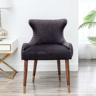 Chaise rembourrée en velours gris - Style contemporain avec rembourrage en mousse, capitonnage à boutons, garniture décorative en métal, dossier courbé avec pieds, stable