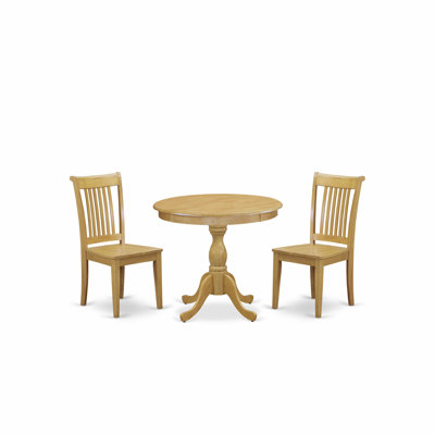 L'ensemble de salle à manger 3 pièces comprend 1 table à manger en bois et 2 chaises de salle à manger en chêne avec dossier à lattes - finition chêne