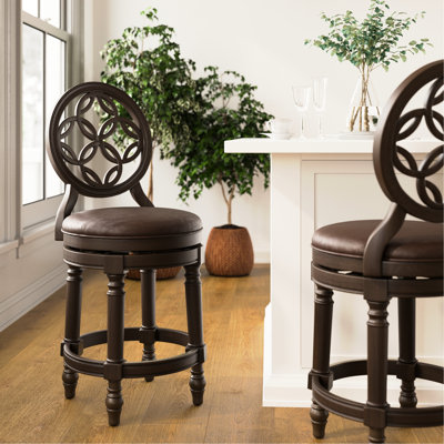 Tabouret de bar 26 po en bois pour comptoir, siège pivotant à haut dossier, siège rond avec éléments décoratifs, retour à 180 degrés, pieds tournés, noyer riche, similicuir brun foncé, repose-pieds, assemblage simple