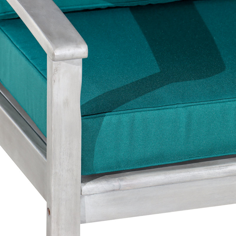 Chaise en eucalyptus gris argenté avec coussins foncés, assise profonde pour l'extérieur et confort de conception