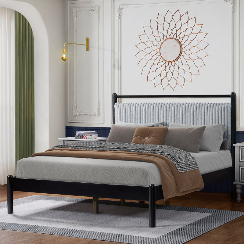 Structure de lit en bois robuste avec tête de lit moelleuse et moelleuse, offrant un sommeil confortable et une chambre à coucher élégante
