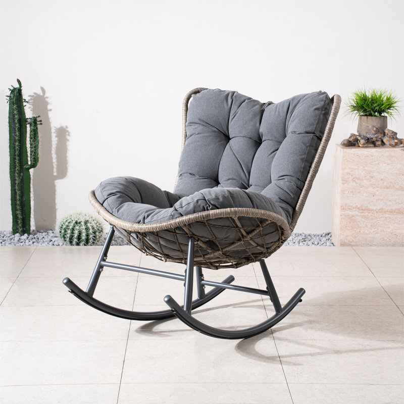 Chaise berçante d'extérieur en rotin avec coussin