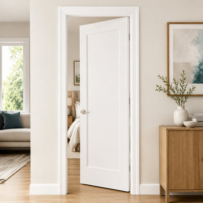 Ensemble de porte de garde-manger blanc à panneau simple avec cadre et poignée levier argenté, porte intérieure moulée pré-compatible