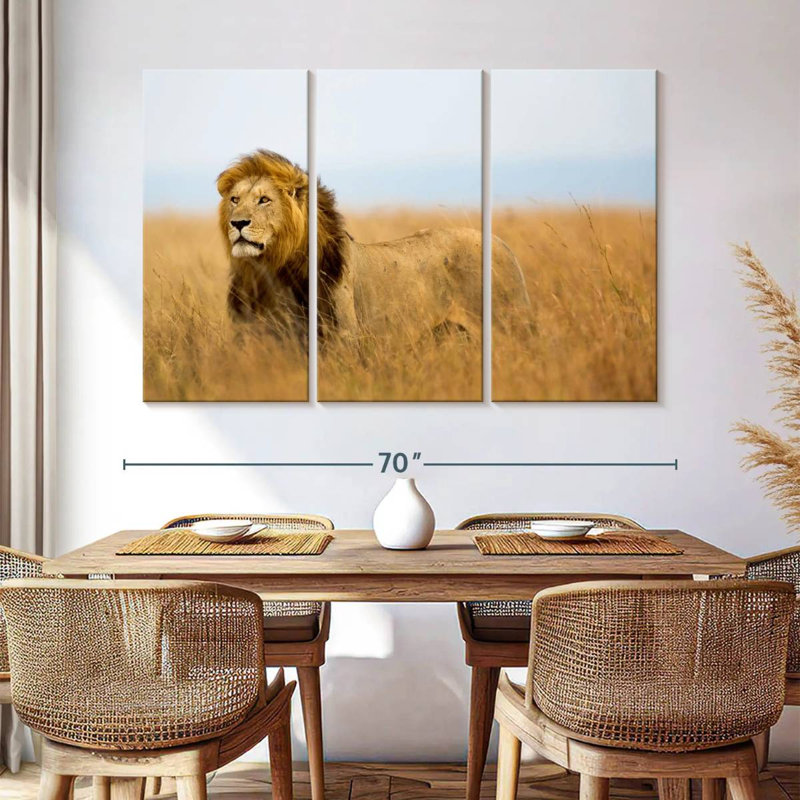 Lion Brampt chassant en safari, H 42 po x l 65 po