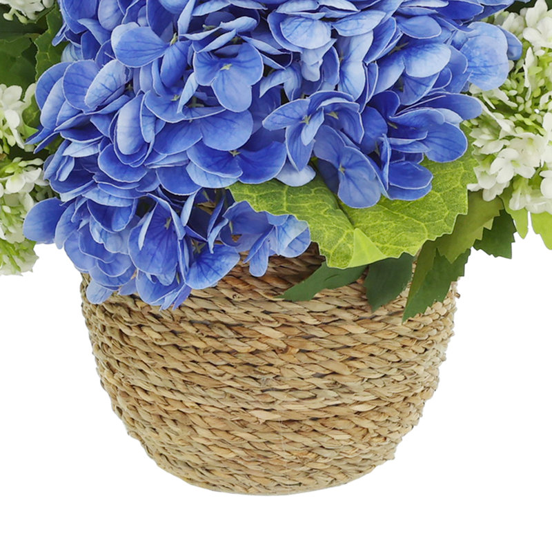 Arrangement d'hortensias et de viornes