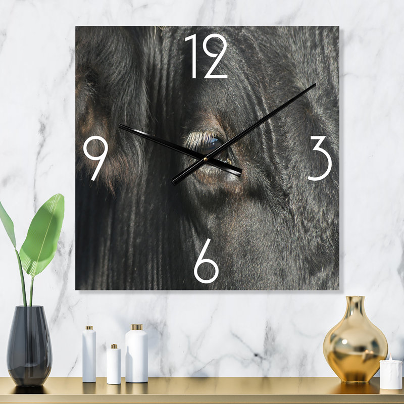 Vache qui broute dans la prairie Gros plan d'une horloge murale, Petit