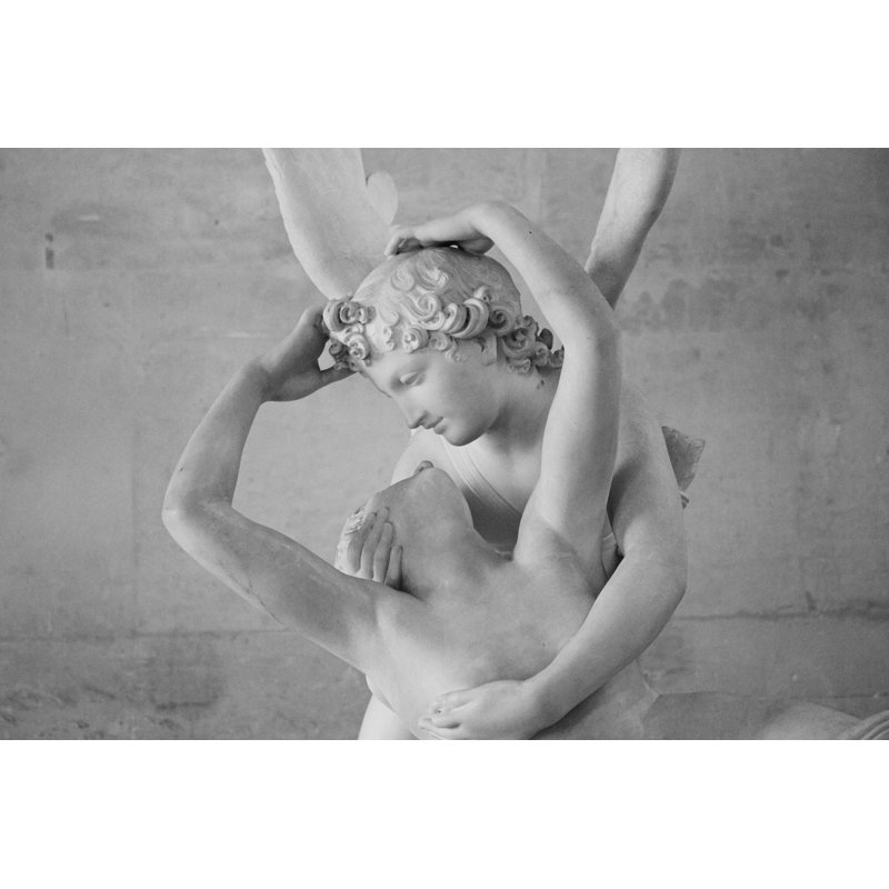 Sculpture, Cupidon, ange, musée du Louvre, rue De Rivoli, Paris, France, pierre, noir et blanc, H 26 po x l 50 po x P 1,5 po