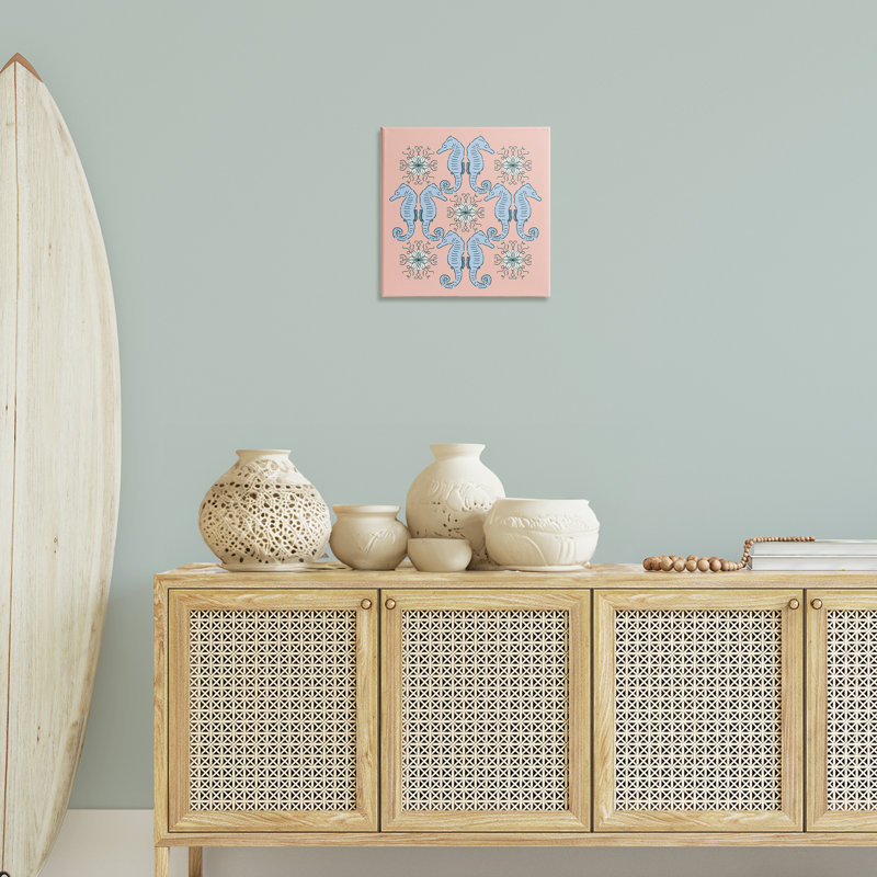 Toile symétrique à motif d'hippocampes corail, design par Sazerelli Designs, H 17 po x l 17 po