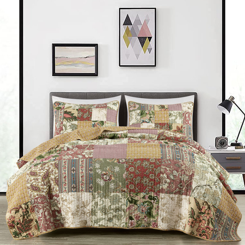 Beige/Red Cotton Reversible Quilt Set, King Quilt + 2 King Shams