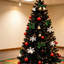 Sapin de Noël artificiel mince de 1,5 m avec support en plastique, installation facile.
