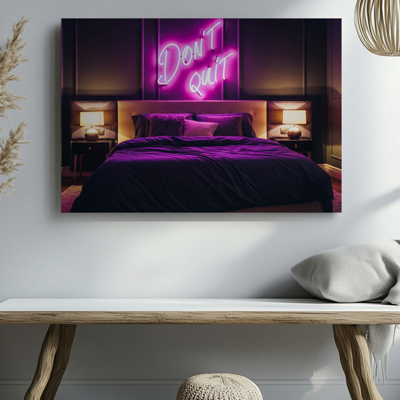 Toile une scène de chambre à coucher confortable avec un lit surdimensionné moelleux avec art mural, literie mauve foncé accentuée par des coussins invitants doux, art sur toile