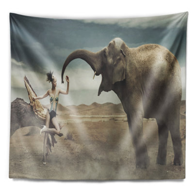 Femme sexy avec une tapisserie éléphant