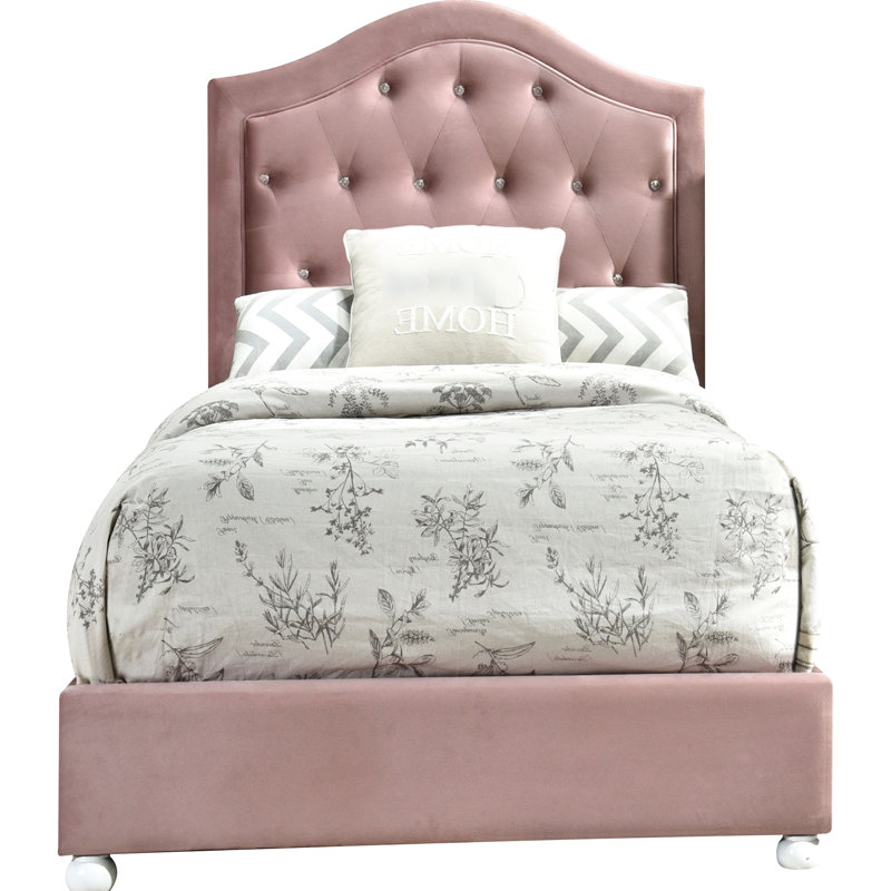 Lit simple tapissier rose avec tête de lit gracieuse et lattes de soutien dans la base capitonnée