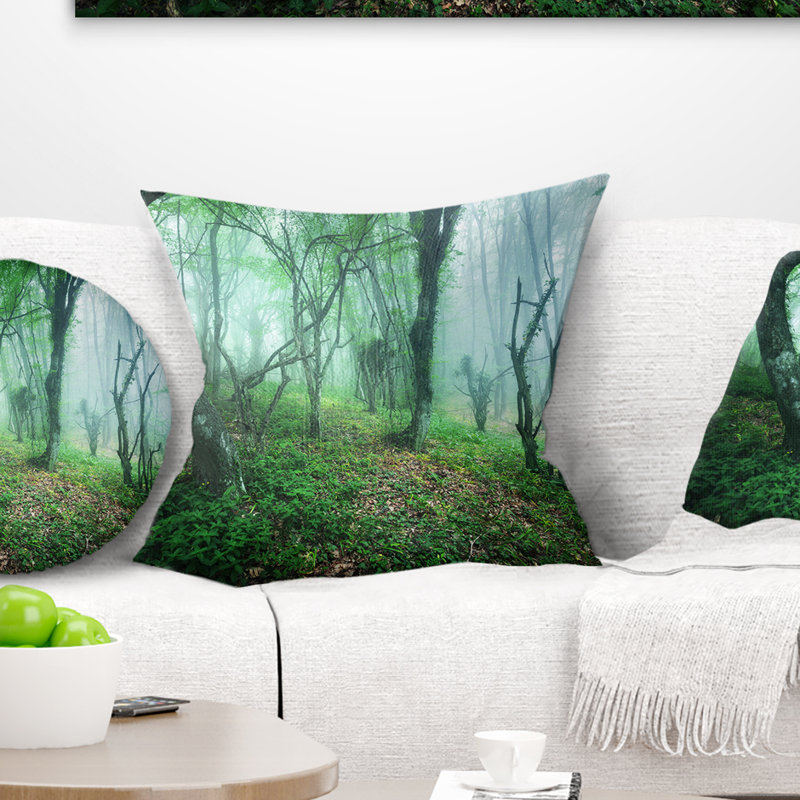 Coussin paysage à travers la forêt, 18 po x 18 po, Coussin décoratif
