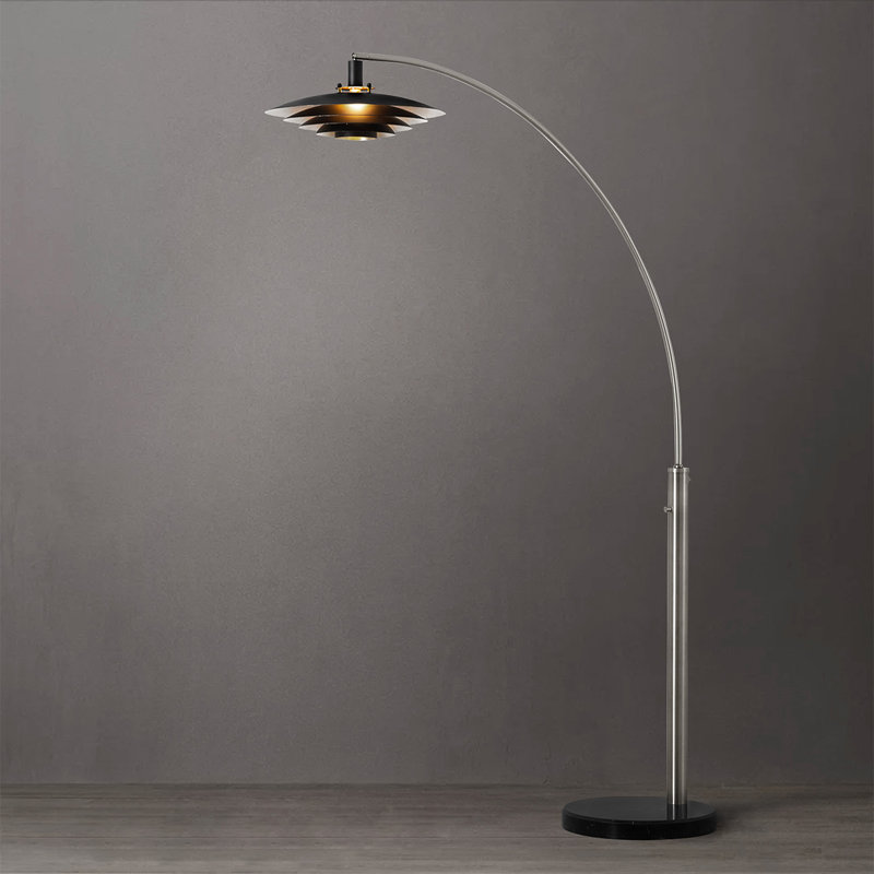 Lampe sur pied à arc 1 lumière Rancho Mirage - 86 po, finition laiton patiné, abat-jour noir mat et feuille d'or, M