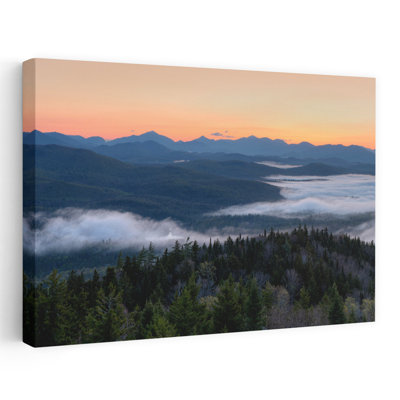 Aube au-dessus des hauts sommets depuis le mont Adnondack, parc national Goodmir, art contemporain de la forêt de l'État de New York