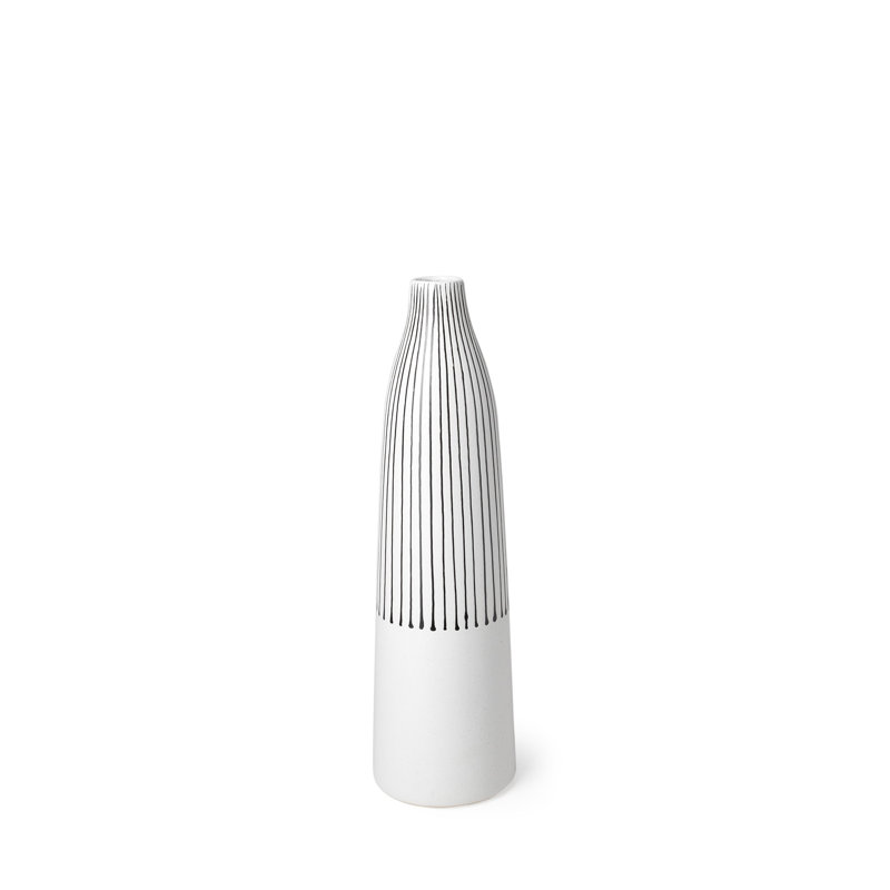 Vase en céramique noir et blanc à fines rayures avec un design minimaliste moderne