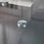 Table basse à structure croisée Creative avec plateau en verre trempé gris et rangement en forme d'éventail de couleur noyer