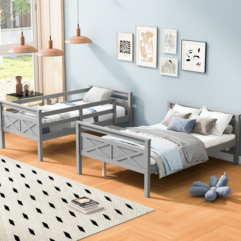 Lit superposé simple au-dessus d'un lit double gris, offrant un lit de chambre à coucher maximum, garde-corps gris pour une sécurité inégalée