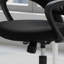 Chaise de bureau noire avec accoudoirs, conception ergonomique, hauteur de soutien lombaire réglable, modèle à usage domestique.