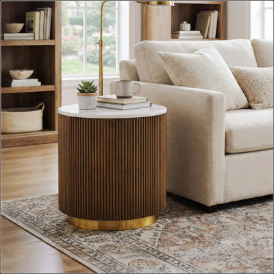 Table de bout ronde brune contemporaine avec plateau en marbre blanc et socle d'appoint doré pour le salon principal
