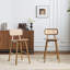 Tabouret de bar d'intérieur en bois-686470934-703808897