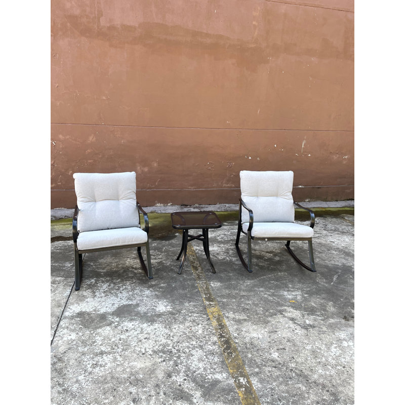 Fauteuil à bascule et chaise basse