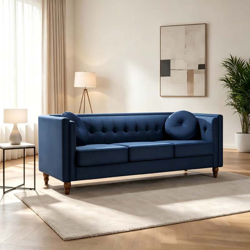 Canapé Chesterfield classique en velours froissé, accoudoirs carrés, structure en bois massif et capitonnage profond pour une décoration de salon élégante.