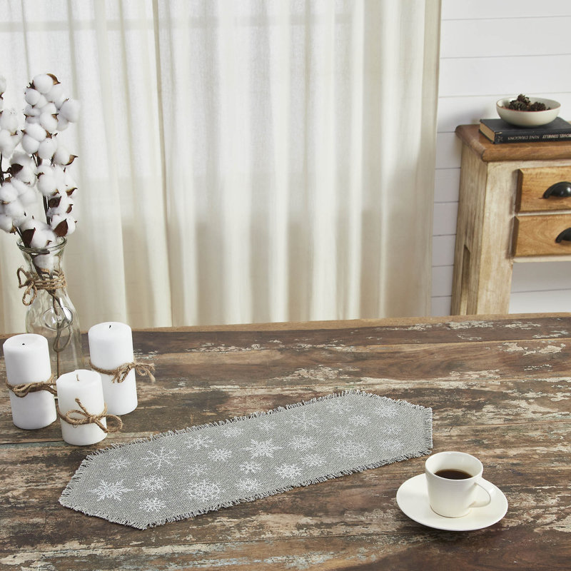 Chemin de table Yuletide, 24 po x 8 po, Gris colombe