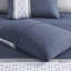 Édredon 8 pièces brodé - très grand, bleu marine et blanc, détails très froissés, literie douillette-122456995