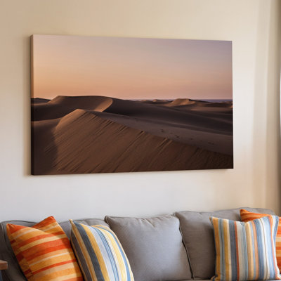 Toile, "Un vaste paysage désertique au crépuscule", art mural de dunes avec formes ondulées lisses