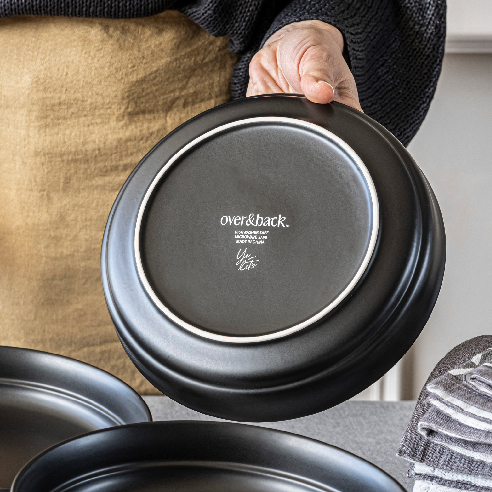 over&back Rimmed 16-Piece Semi Hand-Finished Stoneware Dinnerware Set, Service for 4, Black