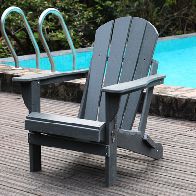 Chaise pliante grise résistante aux intempéries avec deux porte-gobelets et support pour téléphone, capacité de charge de 380 lb, convenant au foyer d'extérieur. Support facile à assembler pour la détente en plein air dans la cour arrière, le cam
