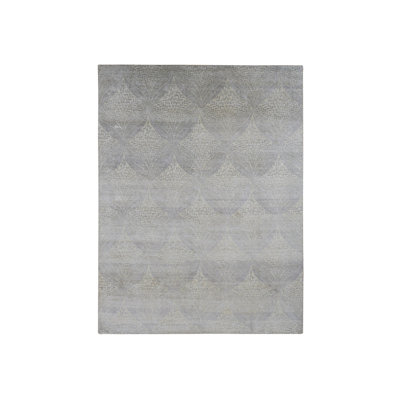 Tapis noué à la main en soie 8 pi 10 po x 12 pi 1 po gris argenté à motif de feuilles d'or 01B18A16E4E0404698C22D7100141002
