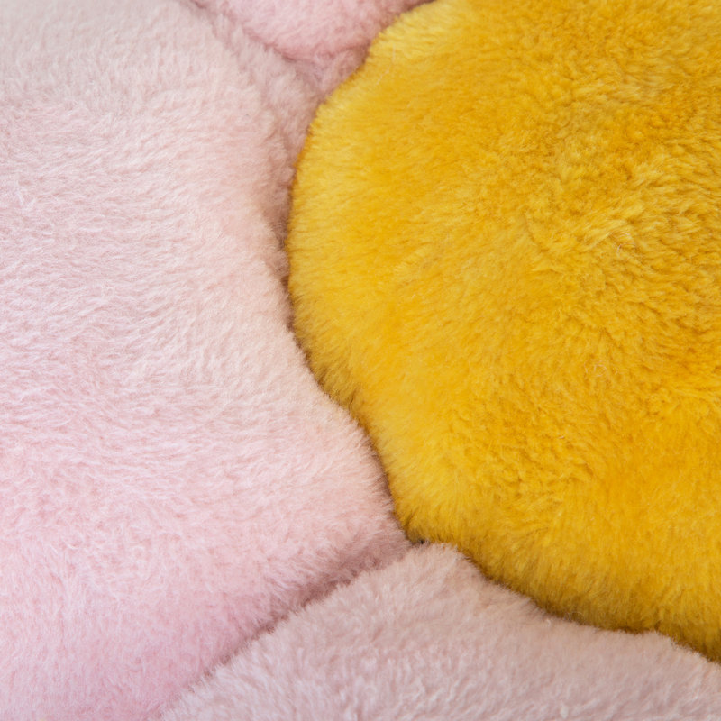 Tour pour chat d'intérieur en forme de fleur avec structure stable, plateformes en fleurs et arbre à plusieurs niveaux suspendu en beige rose, avec un lit surélevé, les besoins naturels du chat