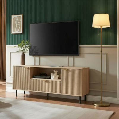 Ce meuble télé en chêne moderne est conçu pour un téléviseur de 65 pouces. Il présente un design en bois encastré avec des tiroirs et un espace de rangement, ainsi que des charnières à fermeture en douceur, ce qui en fait un centre multimédia et de divertissement pratique et esthétiquement agréable.