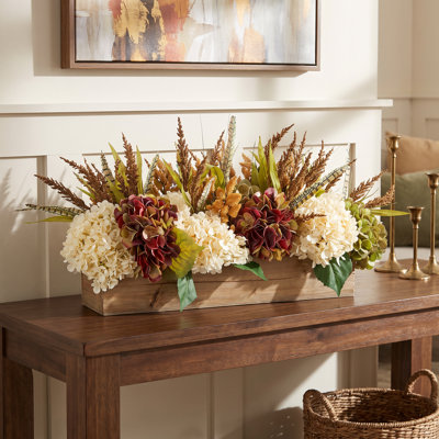 Composition florale d'automne dans un pot en bois