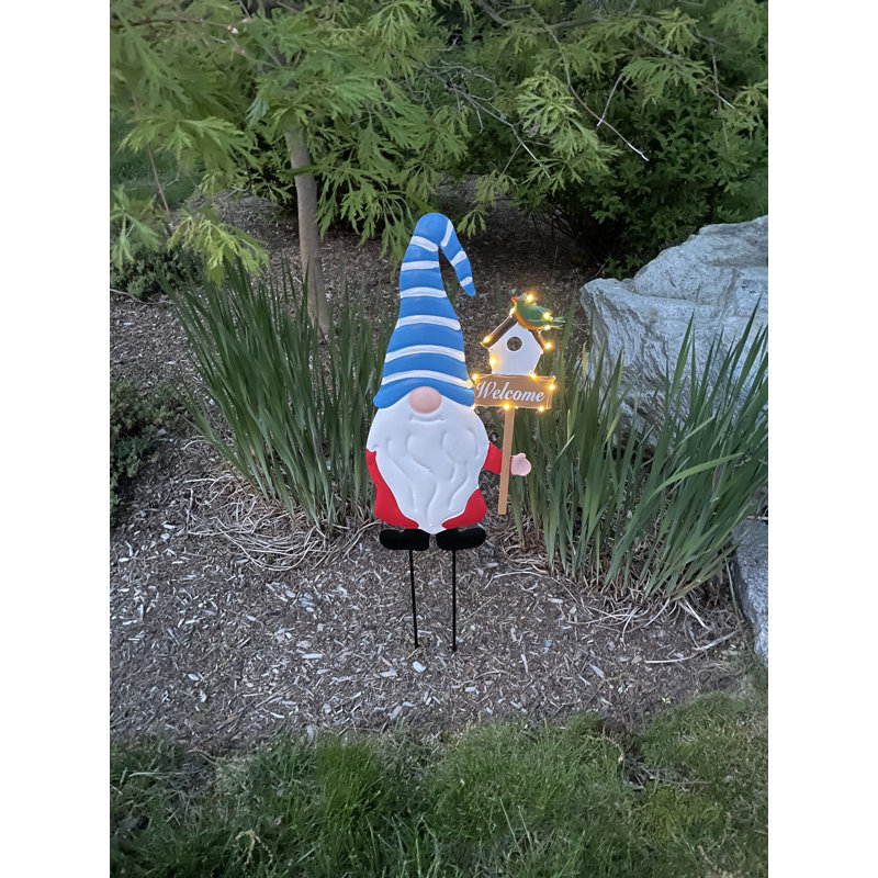 Gnome avec piquet de jardin