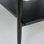 Table basse rectangulaire avec plateau en verre trempé gris et pieds noirs, table moderne pour le salon-329430551