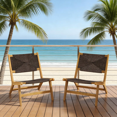 Chaise longue sans accoudoirs en bois d'acacia avec osier en polyéthylène naturel résistant aux intempéries et structure en teck robuste pour un confort durable.
