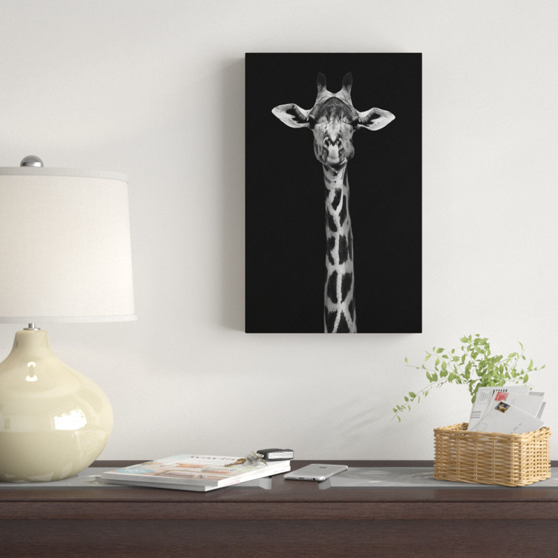 « giraffe portrait on black », reproduction de photo sur toile tendue, H 19 po x l 12 po x p 2 po