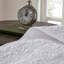 Couette réversible blanche pour lit double/queen - Matelassage toutes saisons, rembourrage en coton prélavé, 2 taies d'oreiller incluses, fini brillant saisonnier, ensemble 3 pièces