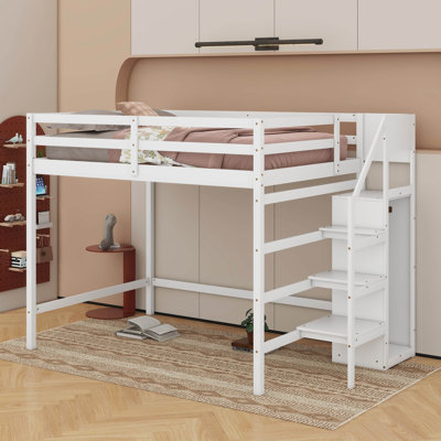 Lit mezzanine double avec garde-robe et escalier