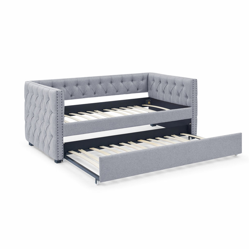 Élégant lit de jour en lin gris avec couchette, conception capitonnée et têtes de clou en cuivre, idéal pour les matelas simples et les espaces de vie modernes