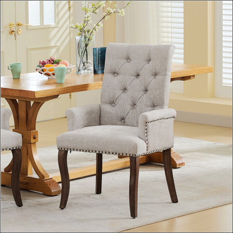 Élégante chaise de salle à manger rembourrée en chenille avec des pieds incurvés en bois massif, parfaite pour le confort et le style dans toute salle à manger.