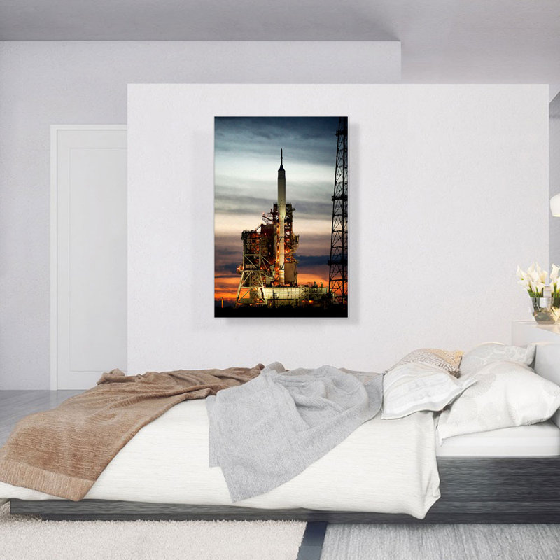 Fusée spatiale de la NASA prête à décoller - reproduction de photo sur toile tendue, H 40 po x l 26 po x P 0,75 po