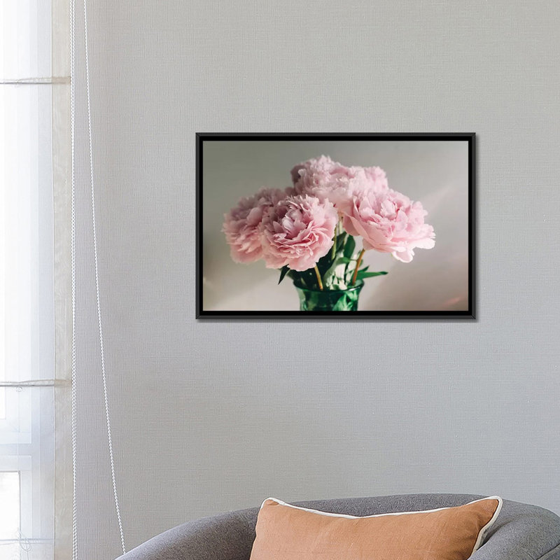 « rose pivoines on white i » sur toile, H 18 po x l 26 po x P 1,5 po, Toile avec cadre noir, Pas de tapis