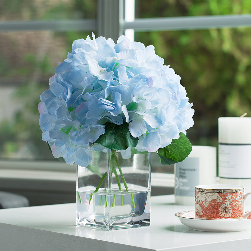 Arrangement floral d'hortensias dans un vase, Bleu