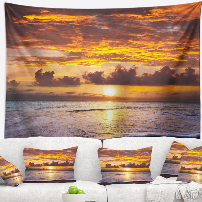 Tapisserie paysage marin de nuages jaunes au coucher du soleil, H 32 po x l 39 po